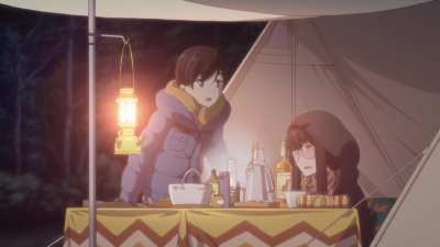 湖畔の夜とキャンプの人々